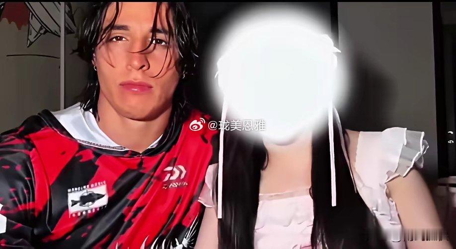 网红大姐一直不露脸，装萝莉萌妹没想到和国外男网红合作了一把，这男网红直接把未打码