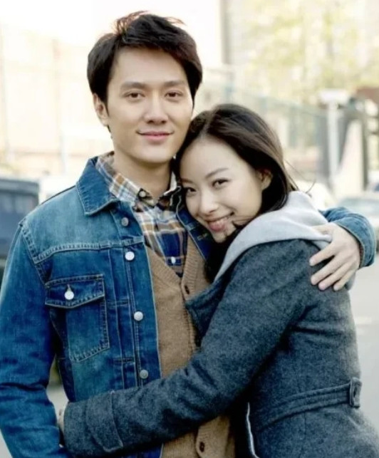2012年，24岁的倪妮迷上了34岁的冯绍峰，两人爱的热火朝天，毫不掩饰，冯绍峰