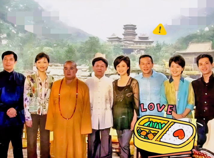 十多年前，7名文艺娱乐界名人与释永信的合影，应该是一次宣传采访活动。靠他两旁的