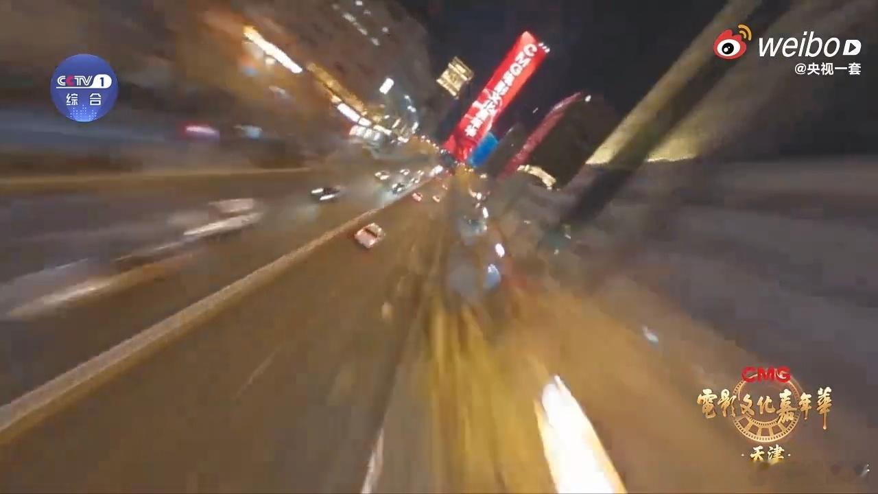 天津上演璀璨灯光秀站在海河边看灯光亮起的那一刻，突然懂了什么叫“一眼万年”。电