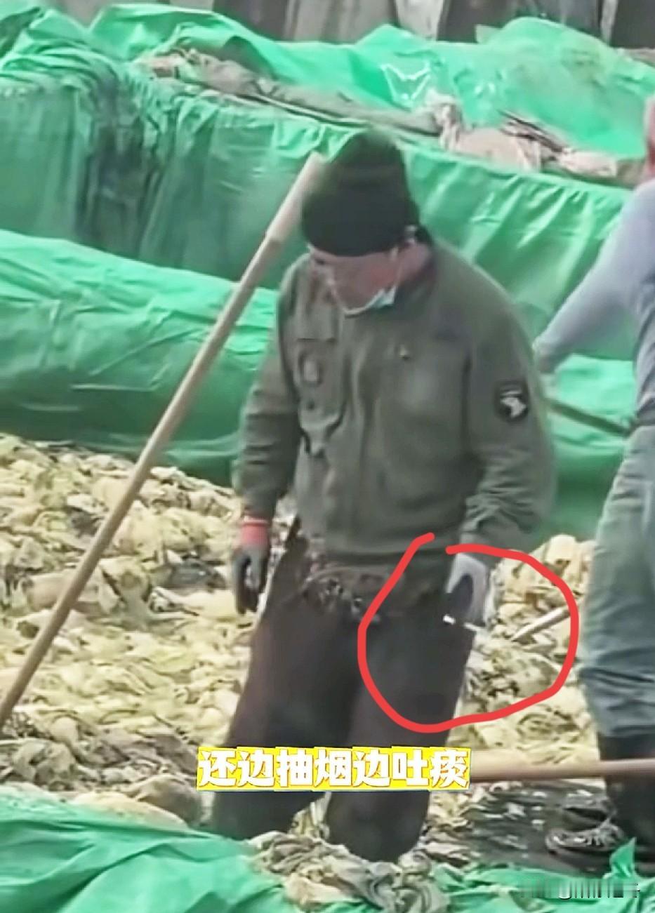 老坛酸菜已经“塌无可塌啦！”[捂脸哭]这次改名“老痰”酸菜算了，第一次曝光是光脚