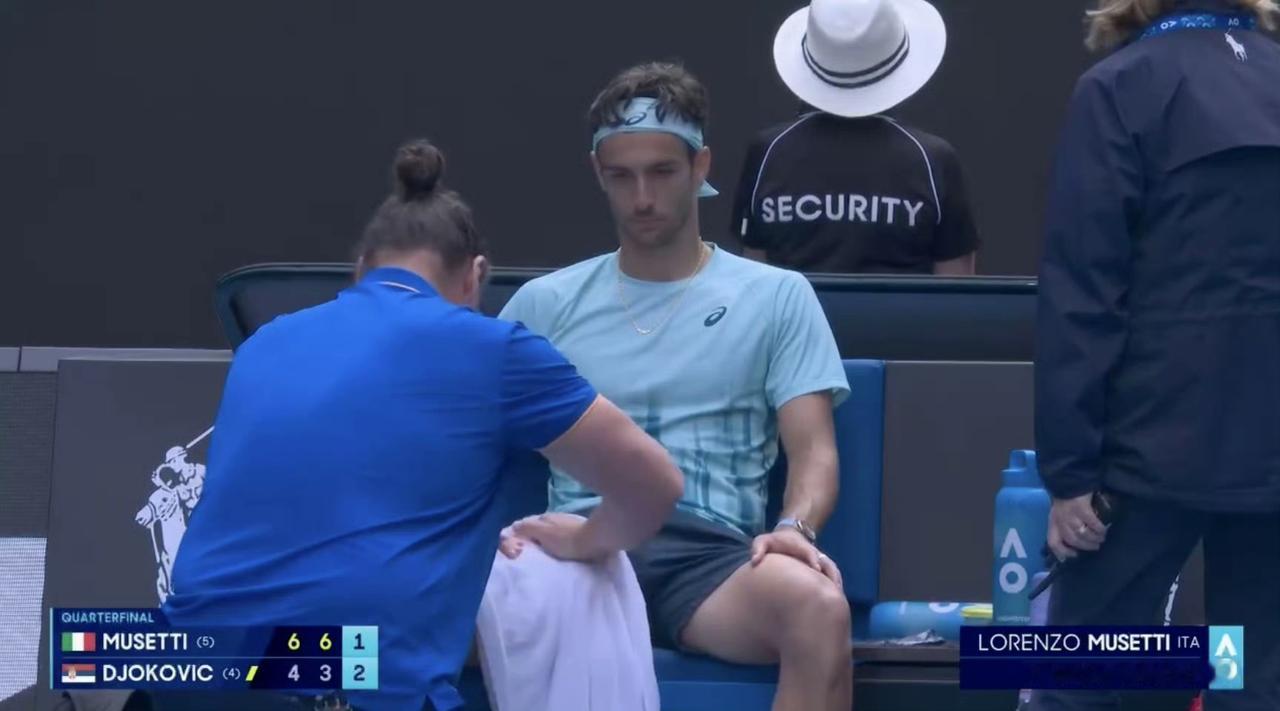 运气爆棚！连续两轮德约收到退赛大礼，今年三胜就能晋级澳网四强。辛卡也退了吧，送一