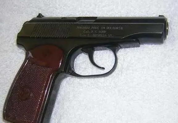 1979年，石家庄车站派出所里，一位军人冲了进来，民警见对方穿着军装，心里一惊，