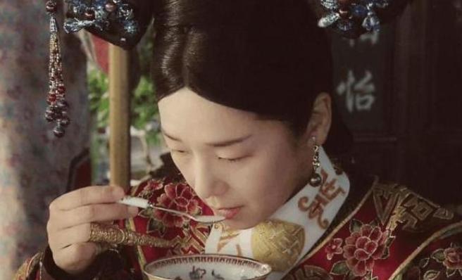 一天中午，慈禧提示宫女试菜。宫女试吃鲤鱼后很兴奋。慈禧瞟了一眼宫女，宫女即刻夹了