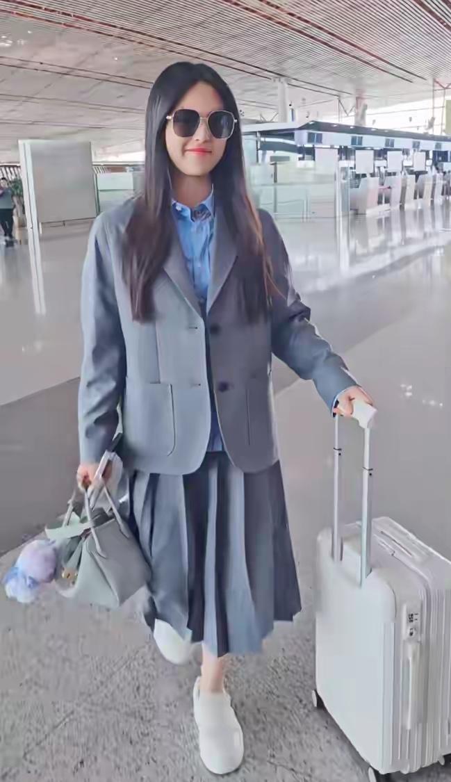 王诗龄与爸爸王岳伦同框穿的这一身衣服，也太成熟了吧……一个十几岁的孩子，在读