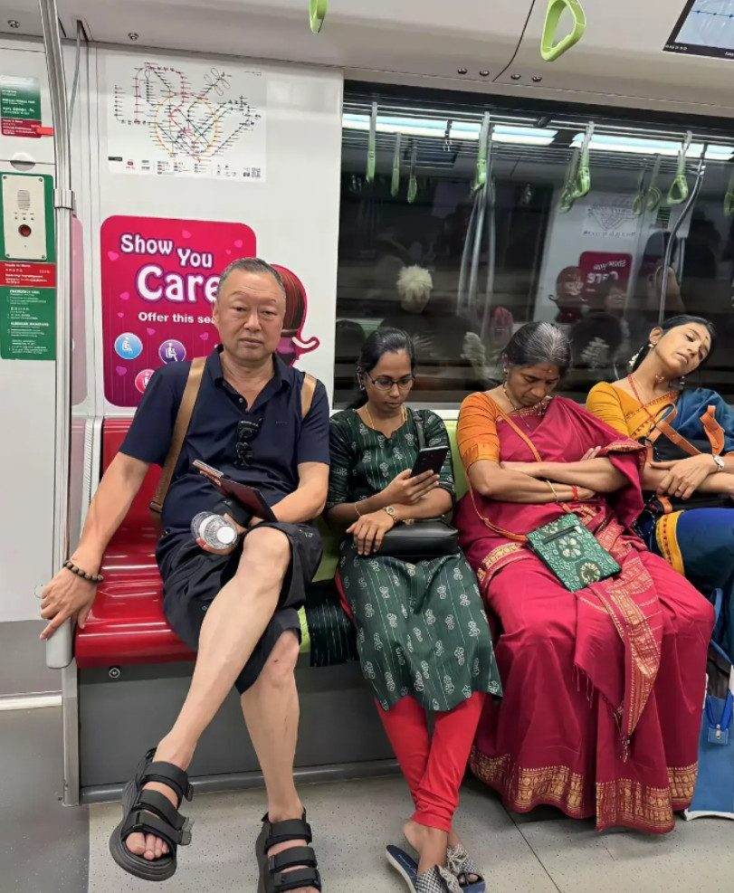 如果你是左边这位大哥，此时此刻你坐在地铁上，你心里面会想什么？