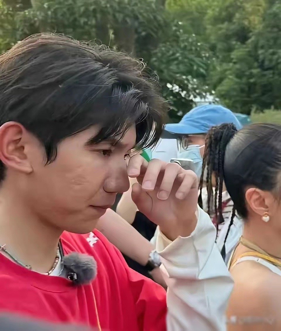 从王源的手指甲来看，可能存在微量元素缺乏的问题