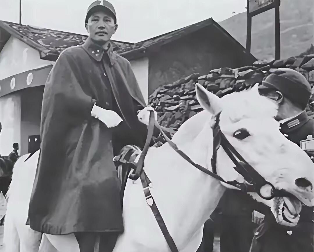 1947年9月，蒋介石带着49岁的夫人宋美龄乘飞机抵达延安，蒋介石下飞机之后，视