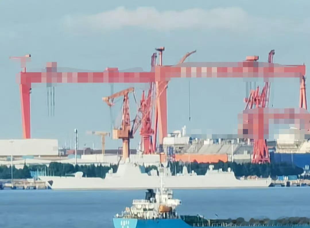 南厂基本舾装完毕的052D和055加油试航，争取明年年中前全部服役图源见水印