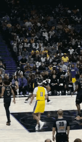 湖人战胜鹈鹕太搞笑了，湖人111-103险胜鹈鹕。这场比赛联盟第一人詹姆斯出现了