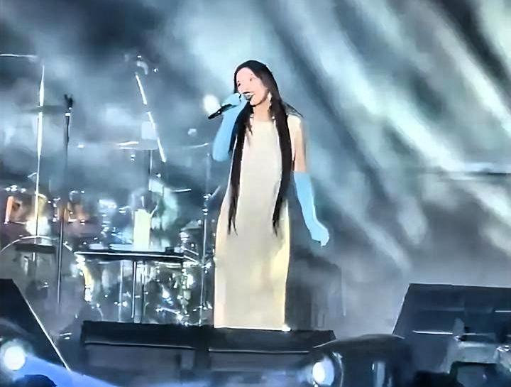 单依纯拿下金曲奖五项提名。别的歌手羡慕哭了，可拿完奖她还赶着回去写作业。她还