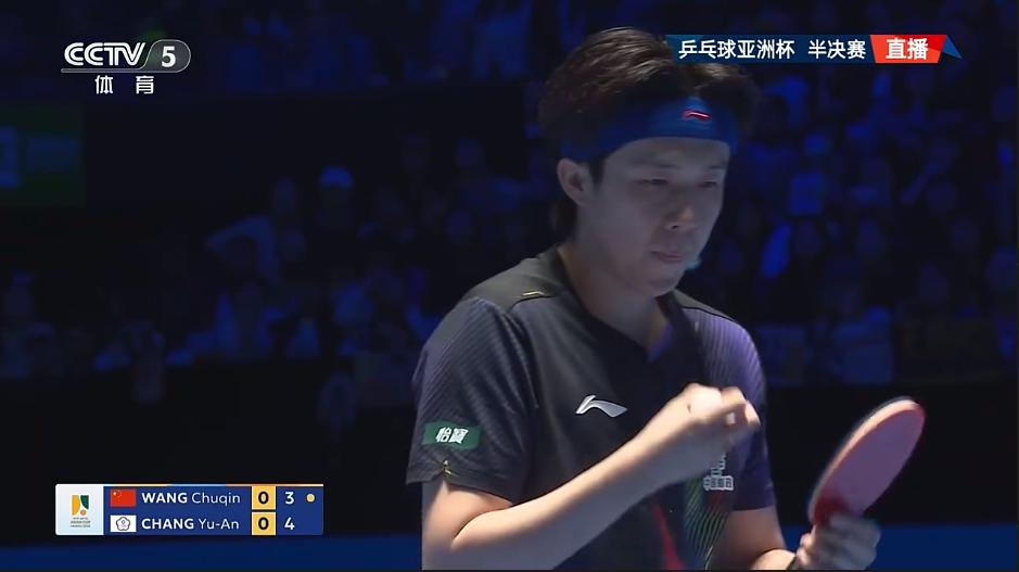 楚钦跟王皓告状：“第一个塞我中间，给我塞懵了”。这孩子太可爱了，不过第一局上来确