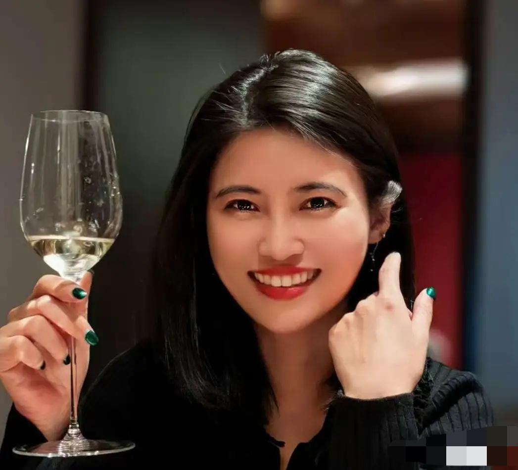 马景涛现任吴女士，愤怒发文！3月30日，吴佳尼直播吐槽，称两个儿子一年开销上