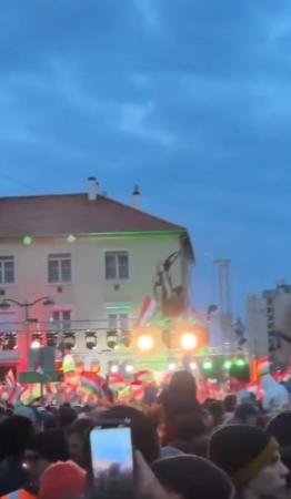 【在欧尔班的竞选集会上，人群高喊“俄罗斯人，滚回家”“Ruszkikhaza