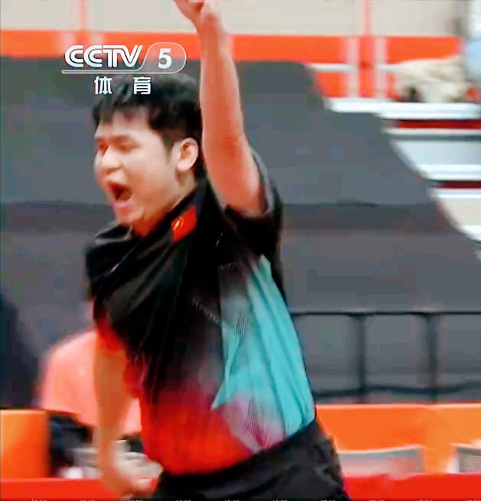 林诗栋3:1拿下户上的时候，大家发现看台上的王励勤了吗？大力也不矜持了，站着高
