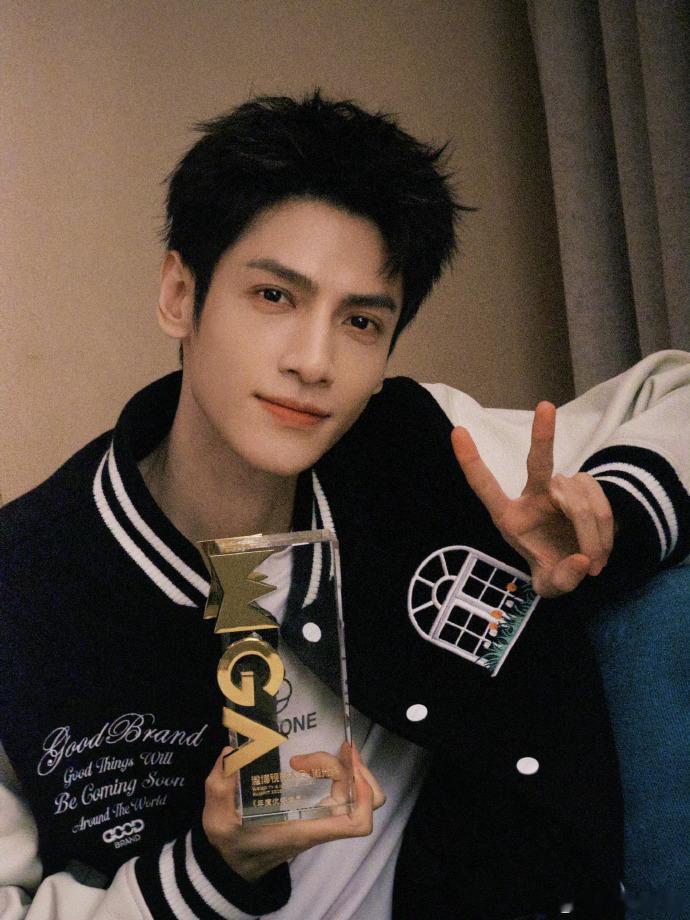 今日男演员获奖营业，来康康张凌赫罗云熙侯明昊黄俊捷周翊然徐振轩微博视界