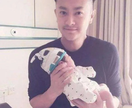2014年，印小天向哈琳娜求婚，哈琳娜说：“我是豪门千金，硕士学历，但我愿意拿出