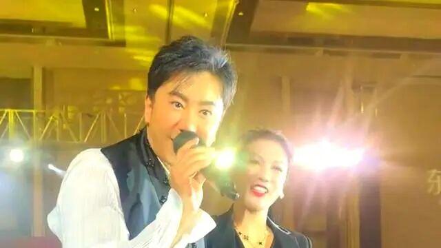 56岁毛宁岁月沉淀！县城商演每场20万，西装唱《涛声依旧》引回忆