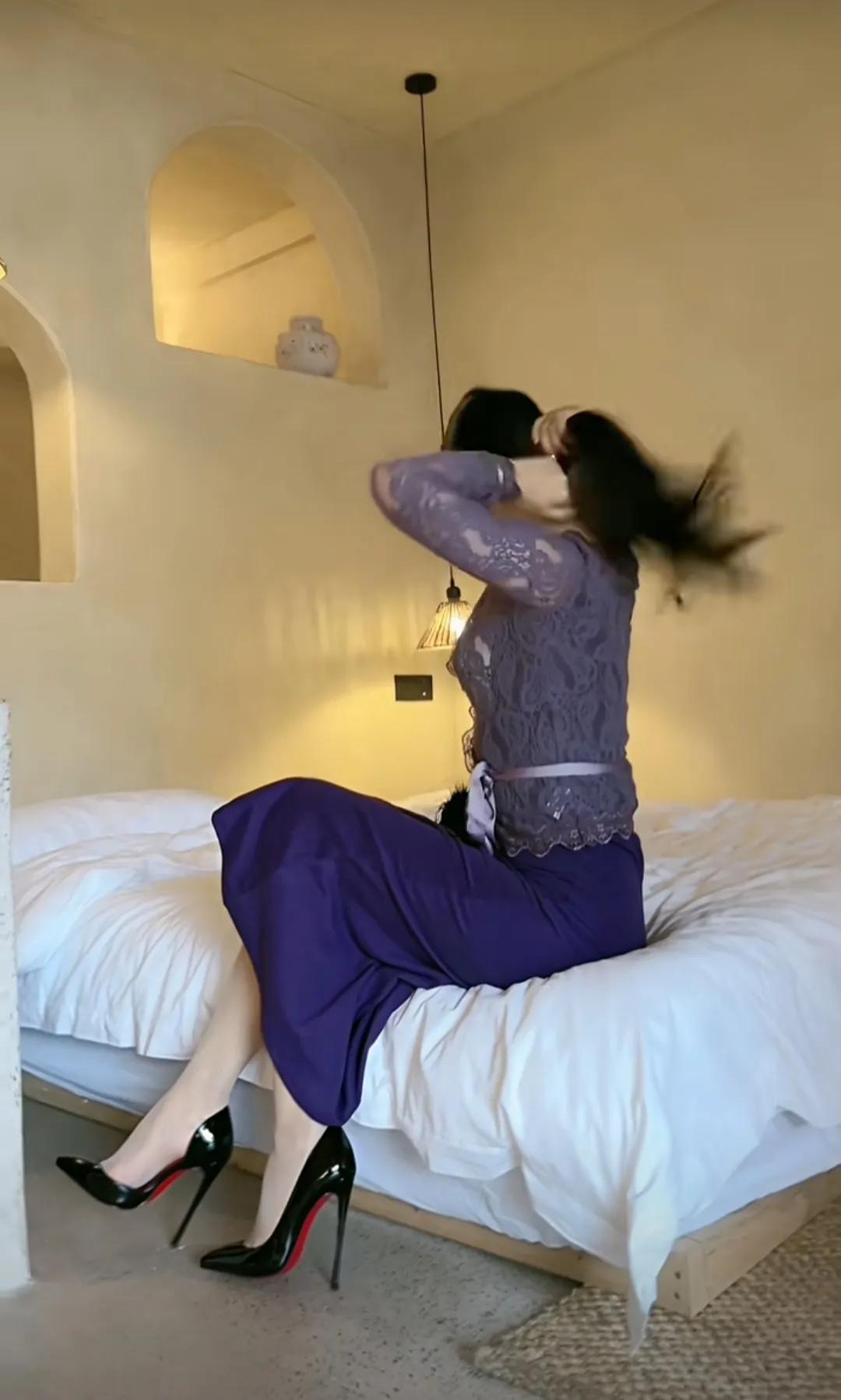 大学毕业到现在，20多年未见面了，昨晚看到她的朋友圈，才知道她出差来了我这边，该