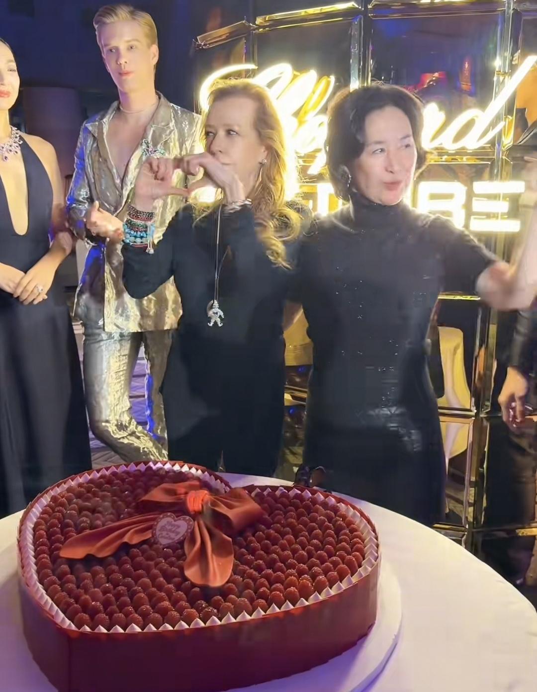 何超琼女士从澳门赶到哈尔滨参加活动了，打扮的很时尚，穿着黑色高跟鞋，黑色皮裙和黑