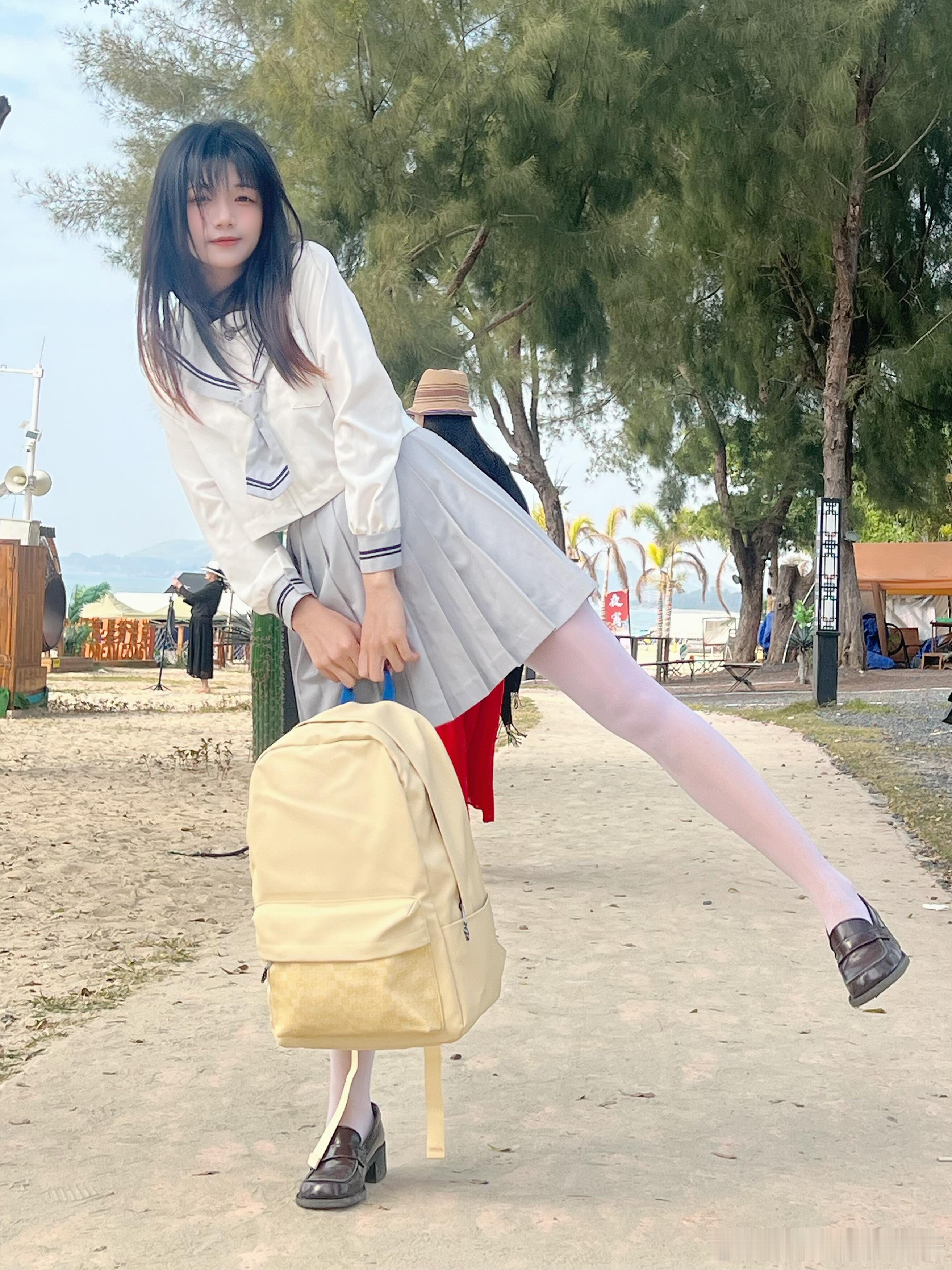 穿丝袜去沙滩的季节~​​​