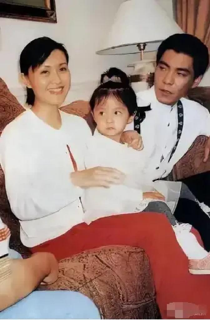 1989年，22岁的歌手屠洪刚在美国演出时，遇到了年仅19岁的中美混血美女黛西，屠洪刚被深深地吸引了