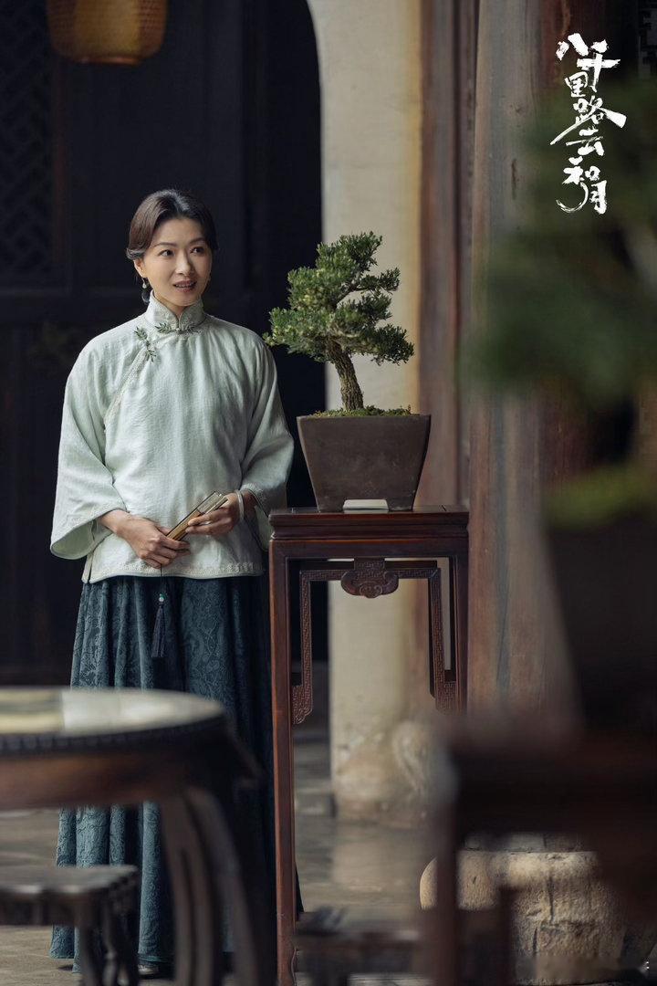 万茜追剧把自己看哭了万茜在日喀则一边吸氧一边追《八千里路云和月》，追着追着就哭