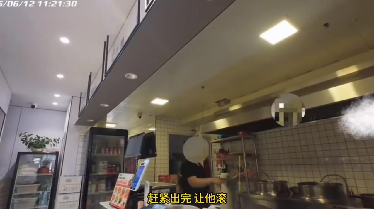 “这种外卖店太可怕了！”6月12日，山东济南，一家麻辣烫店店主在没做完外卖餐的情