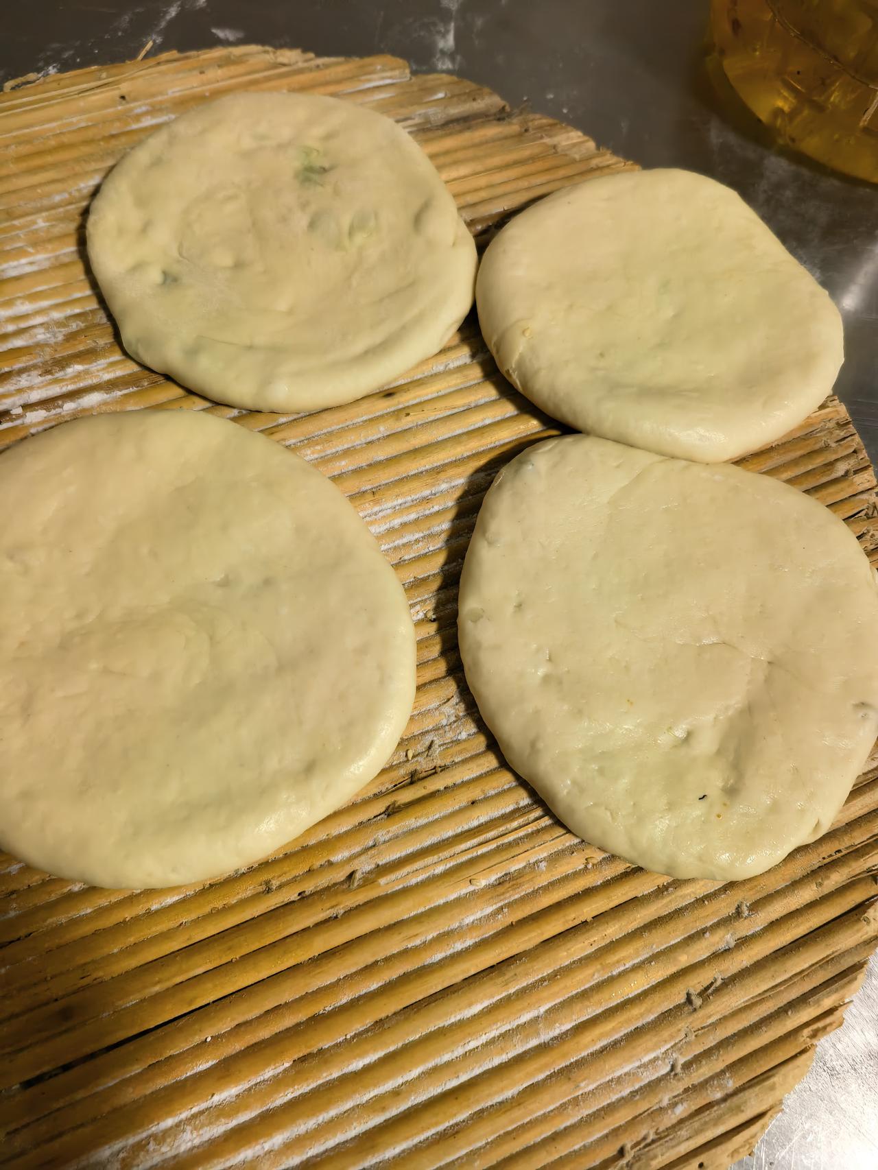 吃完晚饭距离跳操时间有点早，厨房客厅来回转，要不发点面蒸馒头？今天刚买的面粉，是