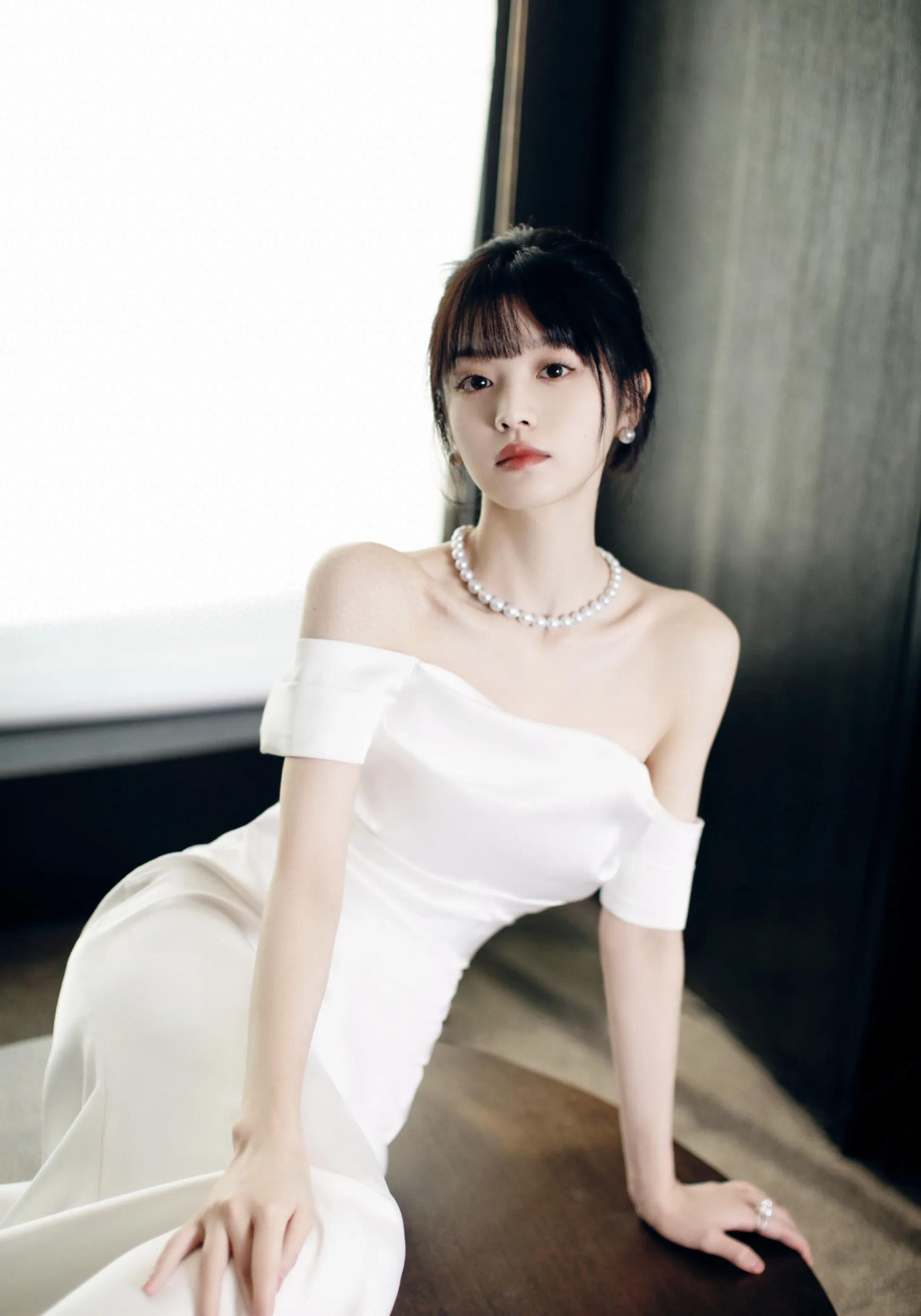 女星田曦薇写真集：容貌俏丽、娇艳可人