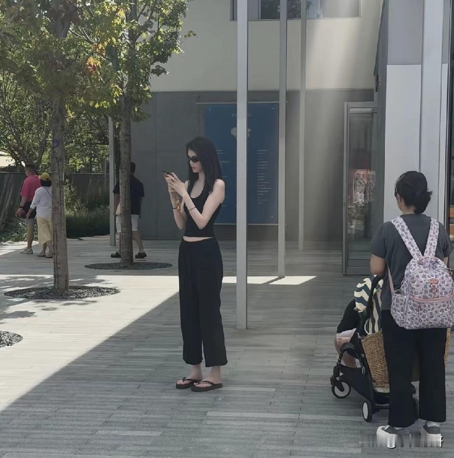 何穗阿那亚遛娃被偶遇！一身黑简约随性，母子肤色白到晃眼近日有网友在阿那亚偶