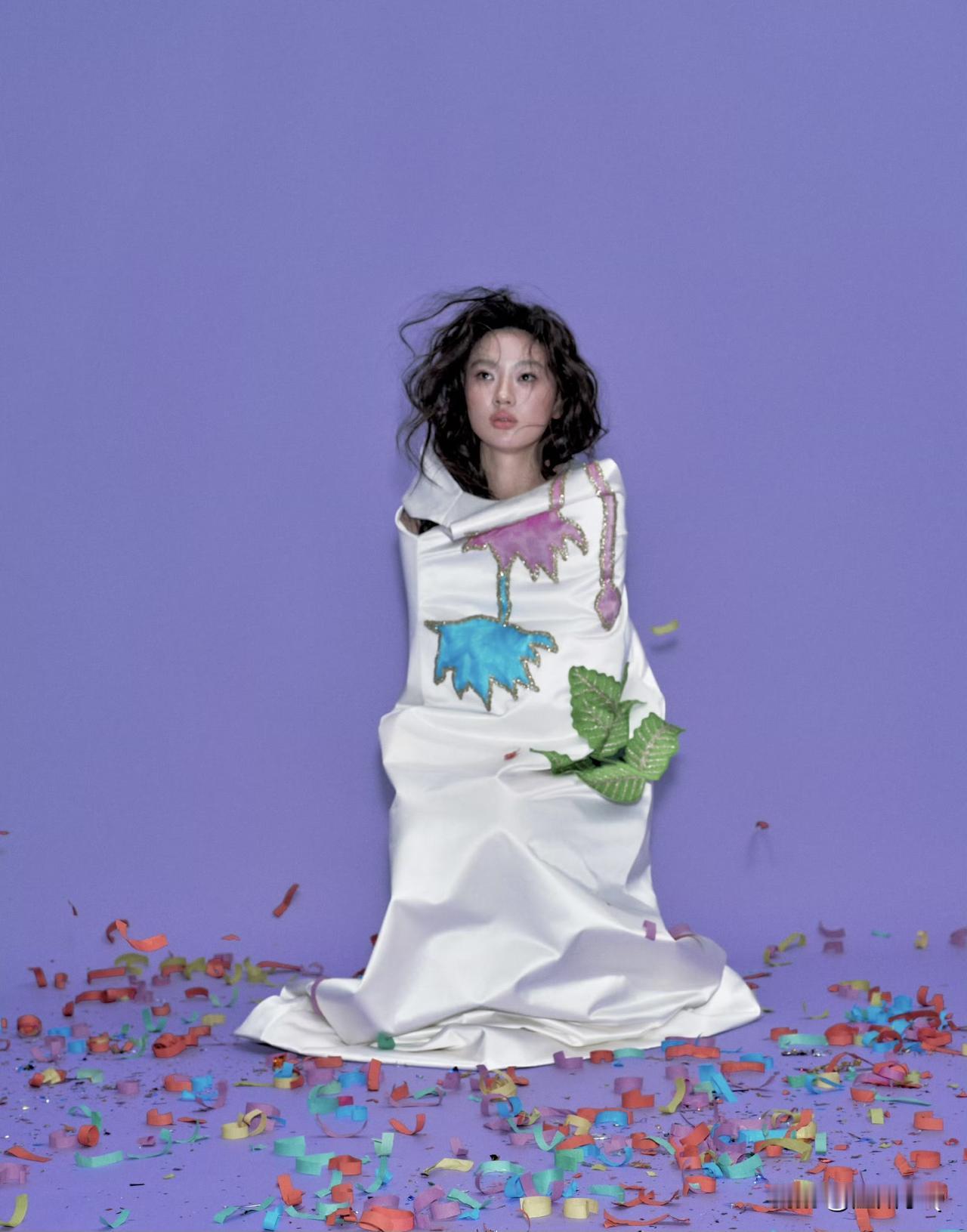 单依纯的精神状态的确很不一样，裙子都要被她玩坏了～