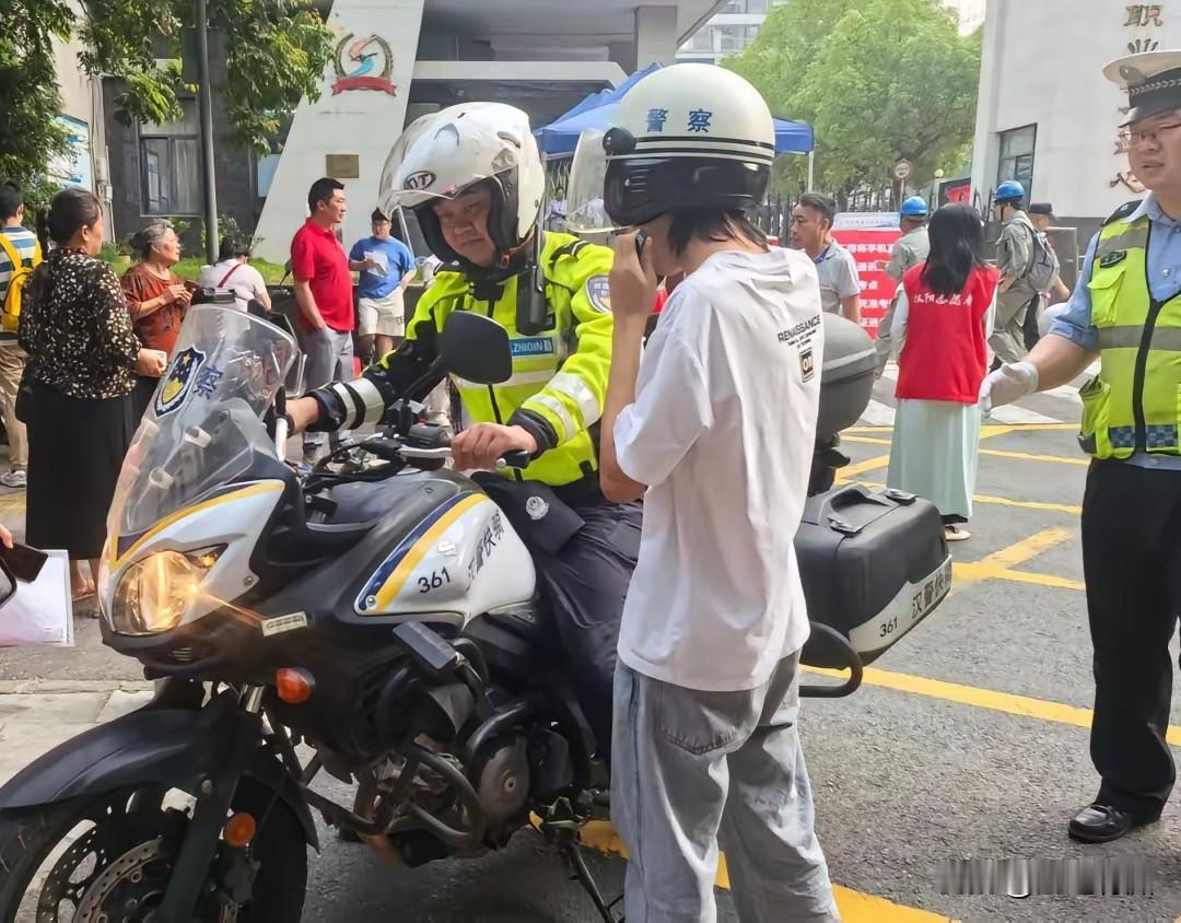 高考各方应急确实很重要，本来今天上午没听说哪个学校有考生忘了考试证或者睡觉睡过了