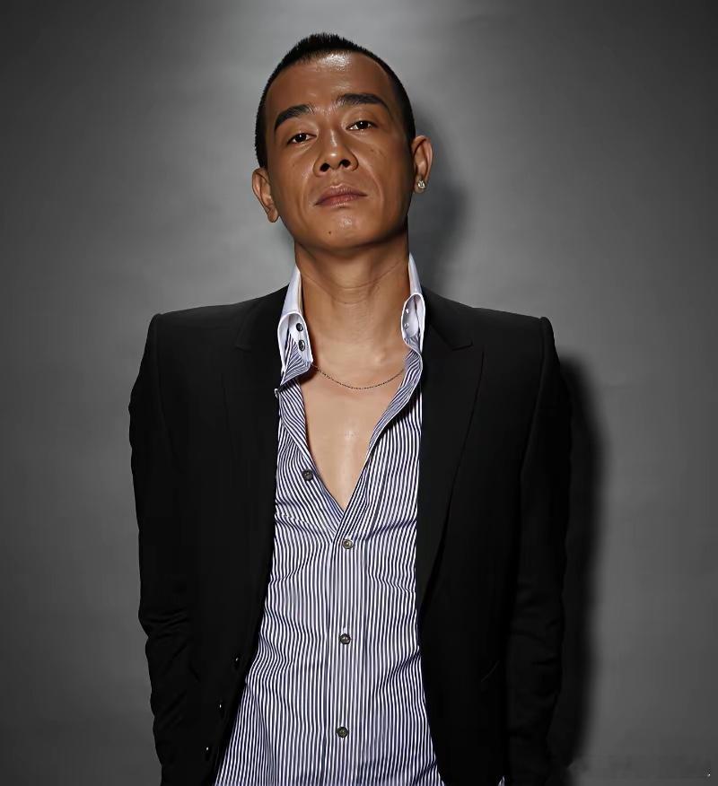 当年陈小春只是想找陶喆帮他写一首歌，结果没想到陶喆反手就给他一个惊天动地。当年陈