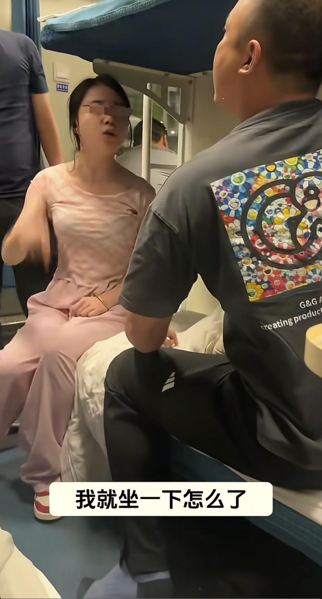 火车霸座后续！女子占别人下铺死不让位，还嚣张挑衅：你敢打我吗事情发生在一趟运