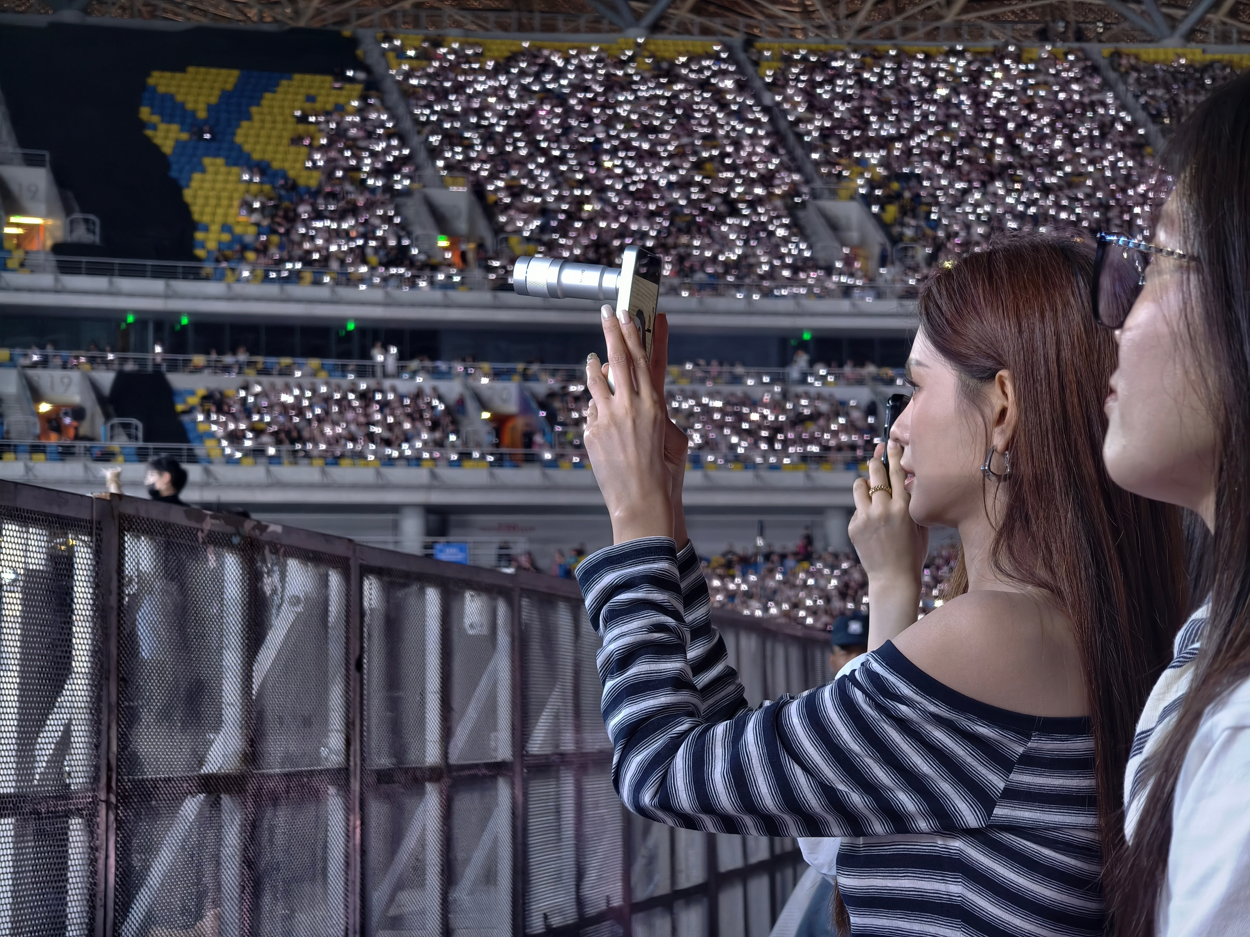 蔡依林西安演唱会百万直拍刚刷到蔡依林西安演唱会现场，沈梦辰也来看演唱会了！手里