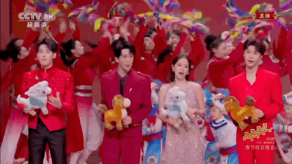 摁住了邓超没摁住胡先煦春晚显眼包胡先煦上线！摁不住的活泼劲儿，红西装到蓝马造型