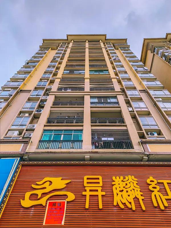 许家印1999年在香港买房，可不是为了享受。当时他刚赚得第一桶金，就花175万港