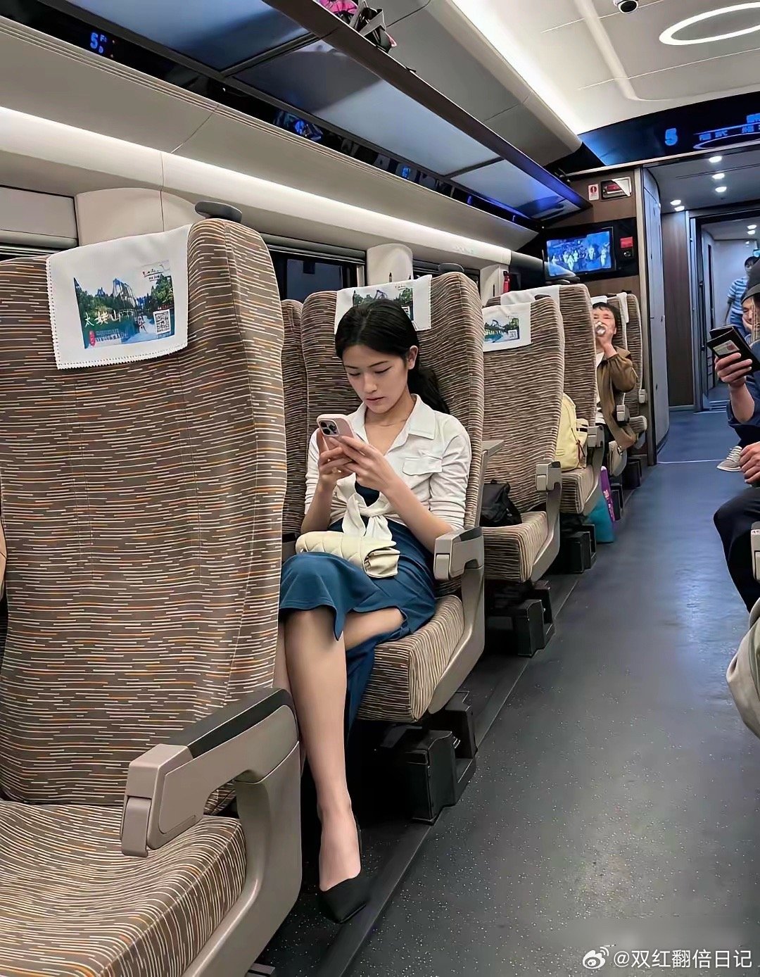 高级脸的人自带一种让人卸下防备的温柔力量。