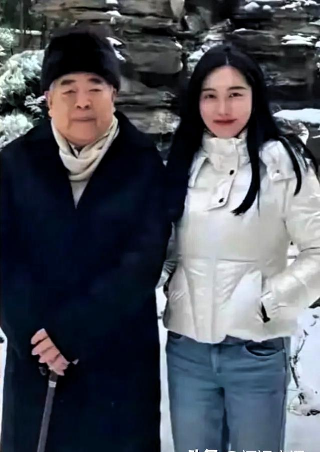 要不是亲自去查，我是打死也不敢相信87岁范曾竟是37岁徐萌的第一任丈夫，这足