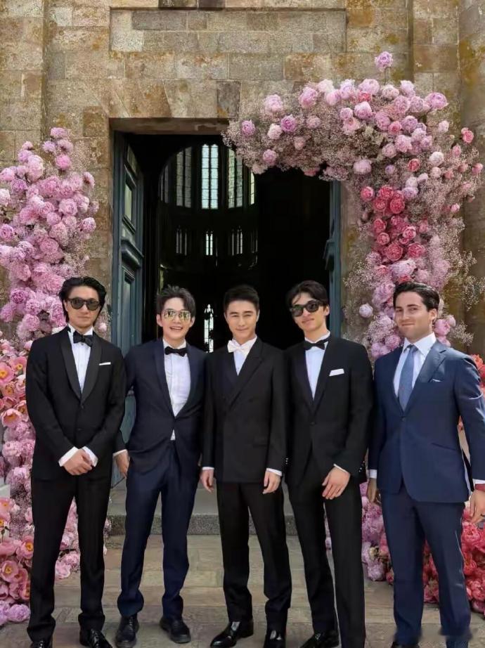 何猷君伴郎之一是雅诗兰黛继承人何猷君婚礼伴郎团名流身份大曝光王嘉尔：歌手，何猷君
