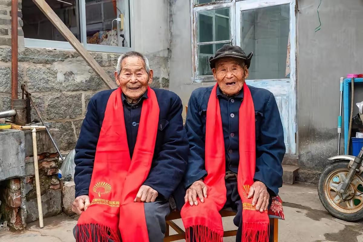 二大爷和三大爷，今年二大爷98岁了，三大爷96岁，一直在农村自己生活，自己做饭，