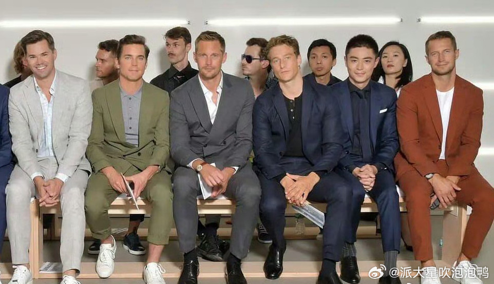 林心如看到自家老公的看秀图，满意地笑了。霍建华看了秀怎么这么有乐子，周围全是男人