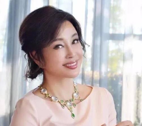 刘晓庆的身家被扒，恰恰印证了一句话：财不外露，是保护自己最好的方式。当财富暴露在