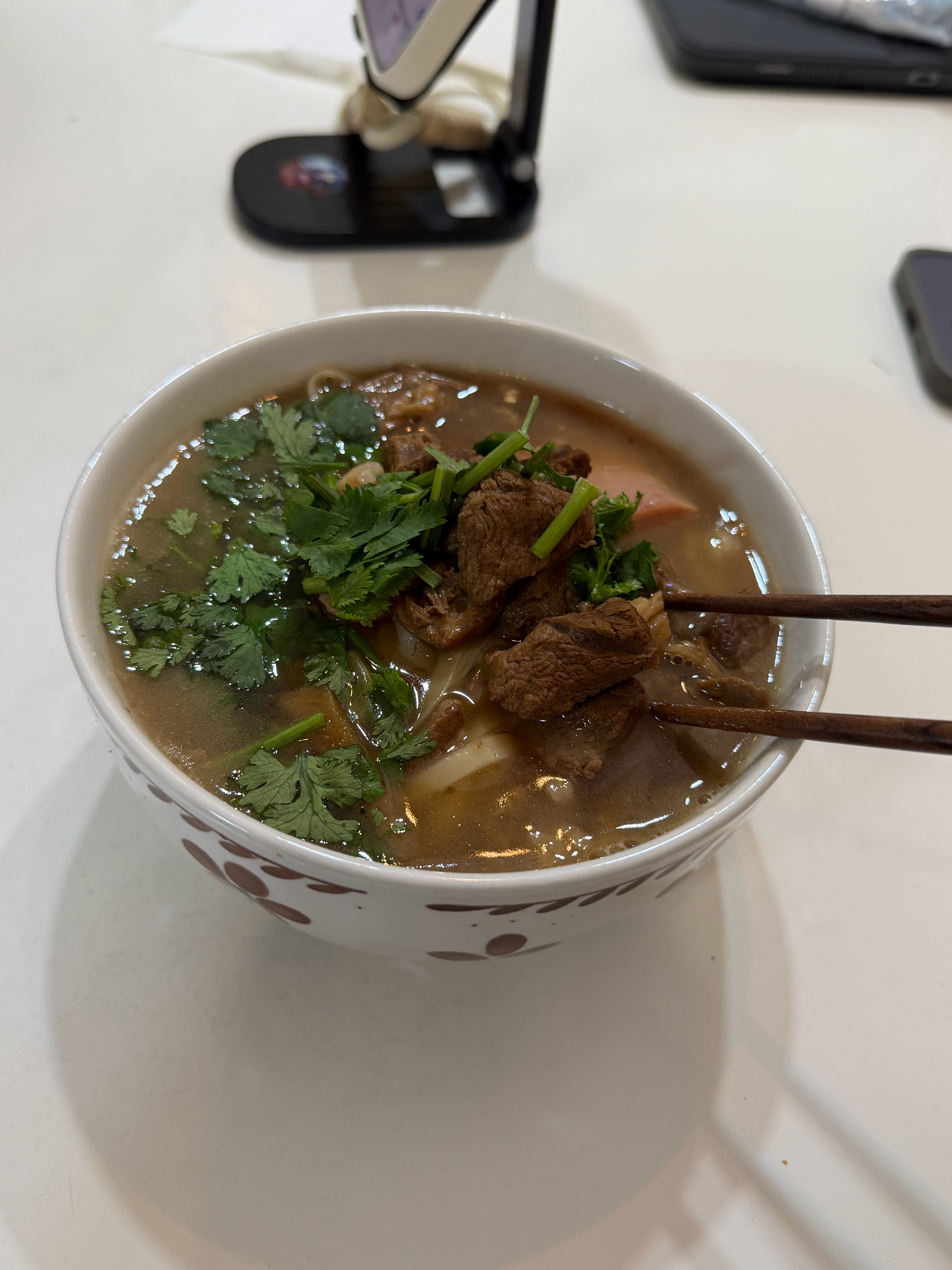 天一冷，吃一碗羊肉面条美滋滋[抱抱][抱抱][抱抱][抱抱]🐑“天一冷