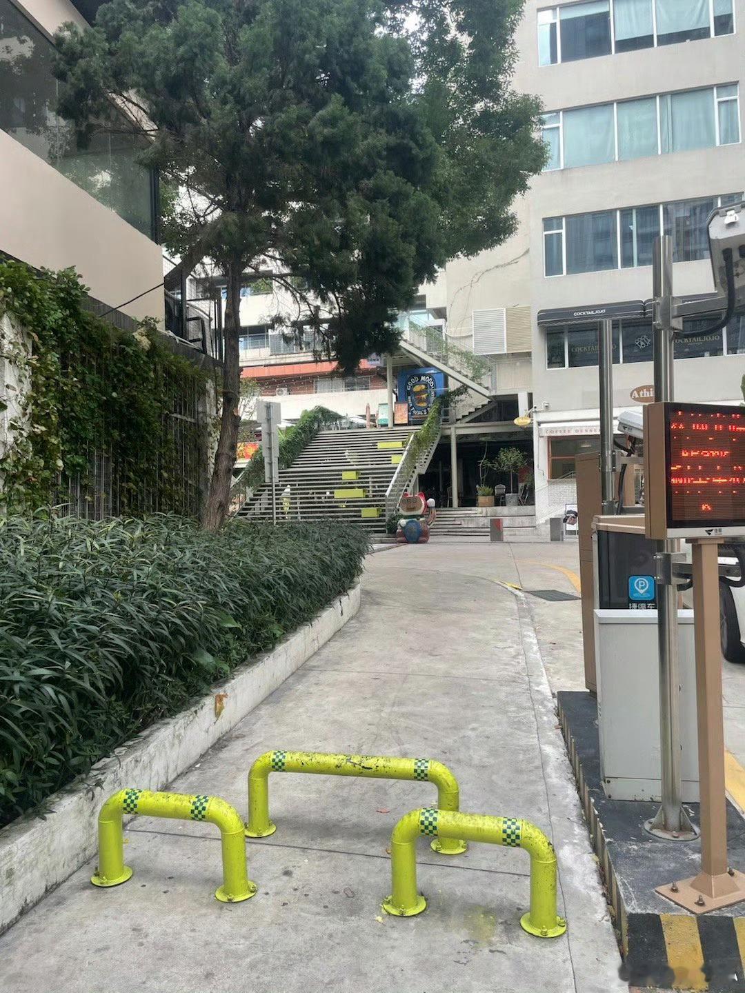 这个出入口的路障由图1换成了图2，电动车依然不能进，但对行人友好了些，不必抬腿迈