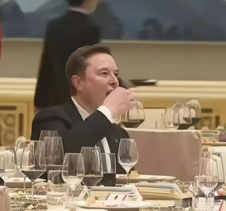马斯克宴会上偷啃凉菜被当场抓包，三名红衣服务员反应太有意思谁能想到，身价顶