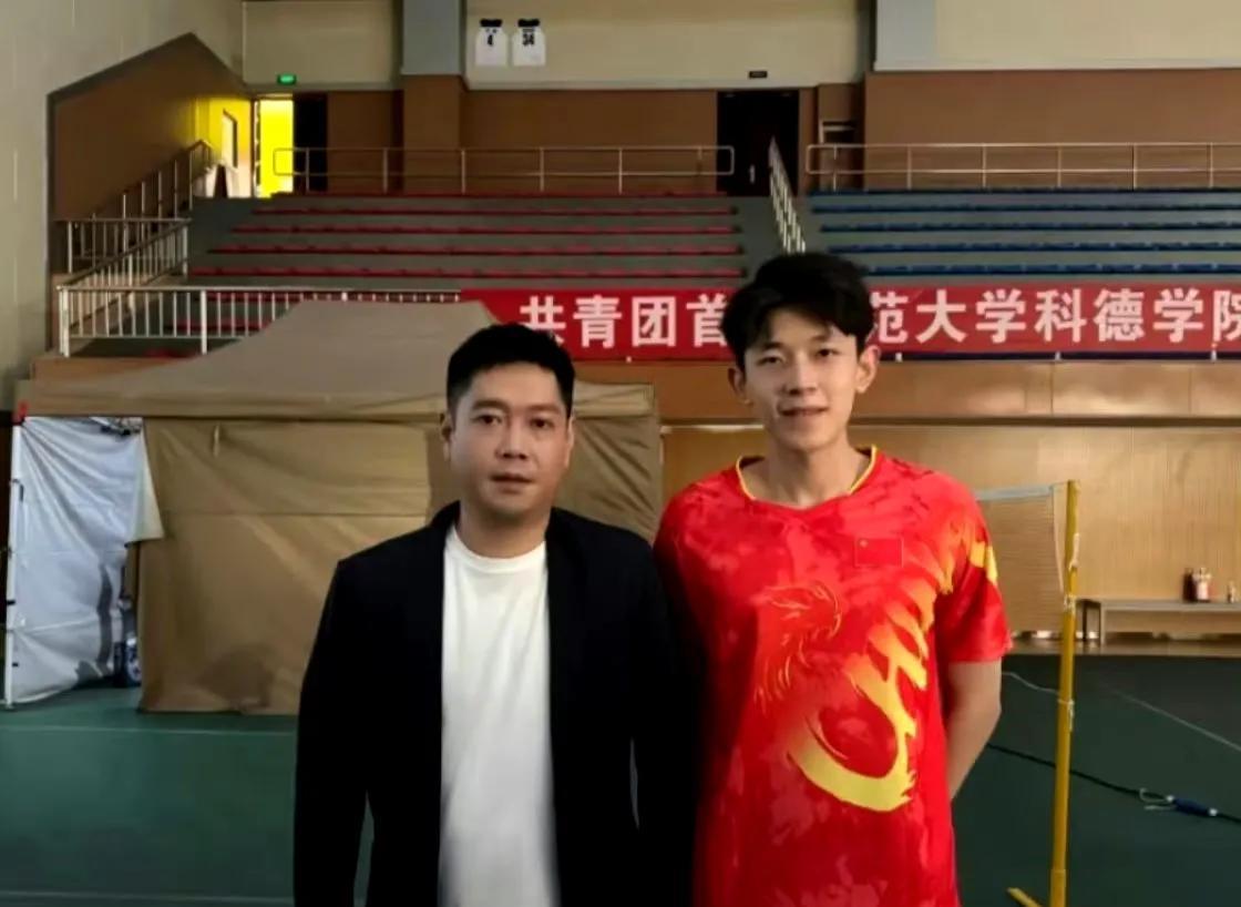 coco这妆容画的有点浓了，属实有点不像他了！coco和运动员新的合照，黑色西