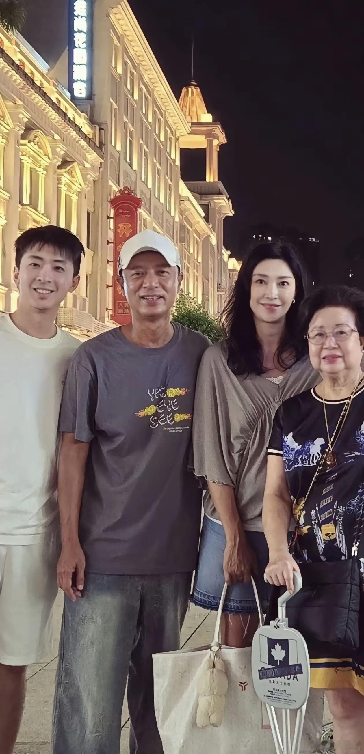 57岁的李克勤和家人近日在厦门度假，李克勤晒的好黑啊一点防晒都不做的吗，他打扮的