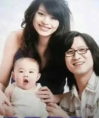 汪峰的大女儿小苹果的外形超赞，等比例长大的她是妈妈葛荟婕的精修版。圆圆的脸蛋，